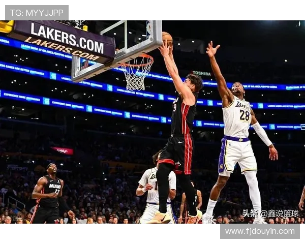 布朗尼快攻助攻范德比尔特飞身暴扣瞬间点燃湖人主场全体球迷激情