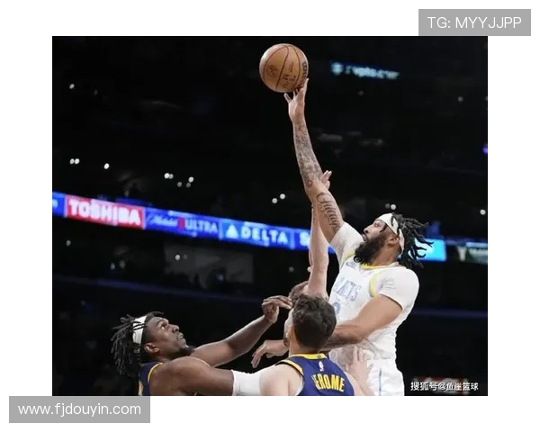 势如破竹的精彩瞬间弗拉格飞身大帽拉塞尔助攻浓眉空中暴扣